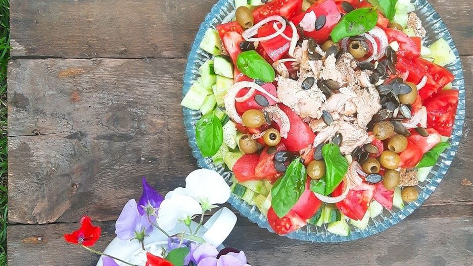 Pomidorowa sałatka panzanella z tuńczykiem. Pyszne połączenie ryby i warzyw