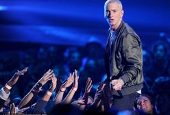 Eminem wydał album bez zapowiedzi. Poruszył temat dostępu do broni