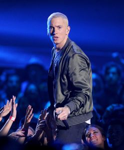 Eminem wydał album bez zapowiedzi. Poruszył temat dostępu do broni