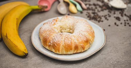 Ciastka z bananem i sosem czekoladowym na cieście francuskim. Pyszny i prosty deser
