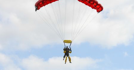 Chwile grozy podczas skoku ze spadochronem. Instruktor doznał zawału