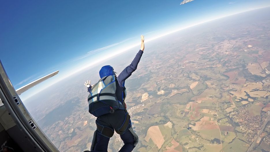 Skoki ze spadochronem są popularną rozrywką ekstremalną. Skok bez spadochronu wykonał tylko Luis Aikins.