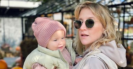 Lara Gessler zestawiła zdjęcie 2-letniej córki ze swoją fotografią z dzieciństwa. Podobne? To mało powiedziane