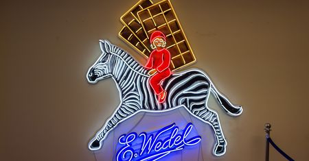 Chłopiec na zebrze znów zaświeci w centrum. Skąd się wziął słynny symbol?