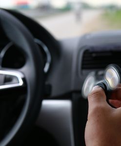 Fidget spinner niebezpieczny w rękach kierowcy, pasażera i pieszego