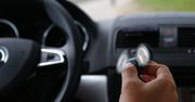 Fidget spinner niebezpieczny w rękach kierowcy, pasażera i pieszego