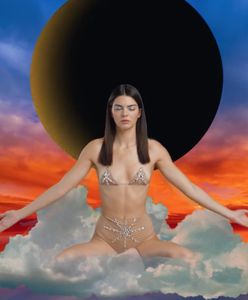 Kendall Jenner siedzi na chmurze w pozycji "kwiat lotosu" i medytuje. Nowa sesja