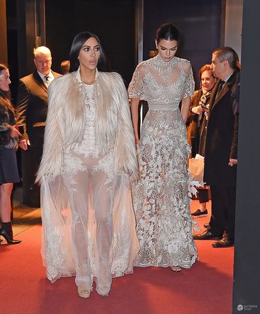 Kim Kardashian i Kendall Jenner w wieczorowych kreacjach