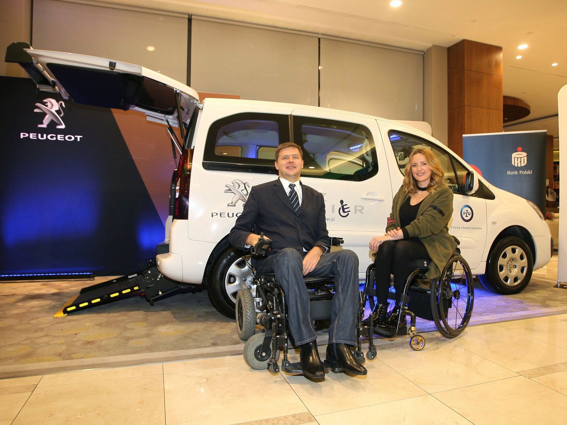 Peugeot Partner dostosowany do kierowania przez osobę niepełnosprawną. 