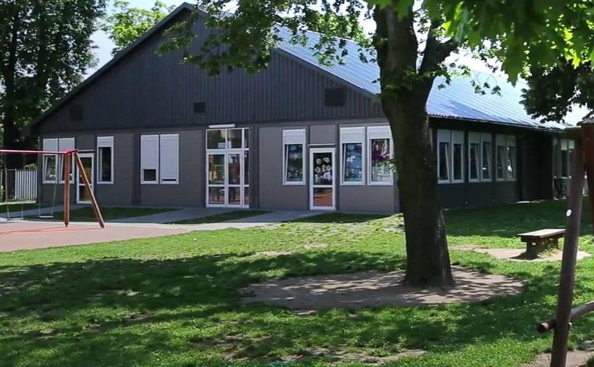 Takie budynki z kontenerów buduje polska firma. 