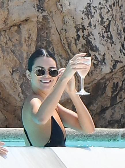Kendall  Jenner popija szampana na basenie w Cannes
