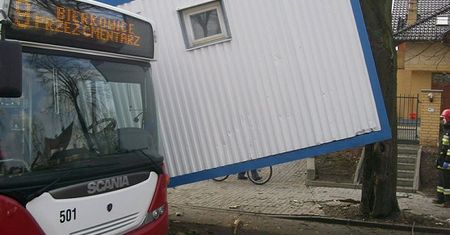 Na autobus spadł... kontener