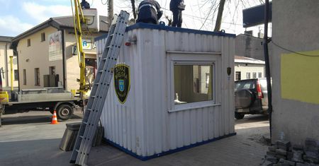 Zamknęli strażnika i policjanta w kontenerze. To sposób Pabianic na dopalacze