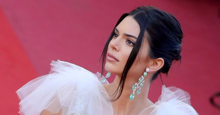 Kendal Jenner bez stanika na czerwonym dywanie w Cannes. Cienki materiał niewiele zasłonił