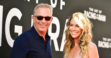 Kevin Costner z piękną żoną na czerwonym dywanie. Ma 64 lata, ona o 19 mniej