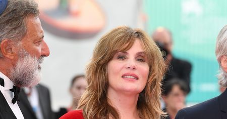 Śmiała Emmanuelle Seigner na gali festiwalu filmowego w Wenecji