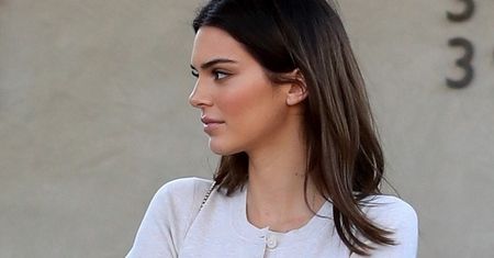 Kendall Jenner założyła bardzo krótki top. Chyba jednak... za krótki