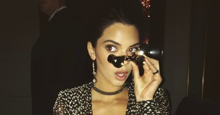 Kendall Jenner pozuje topless. Chciała odwrócić uwagę drogich butów?
