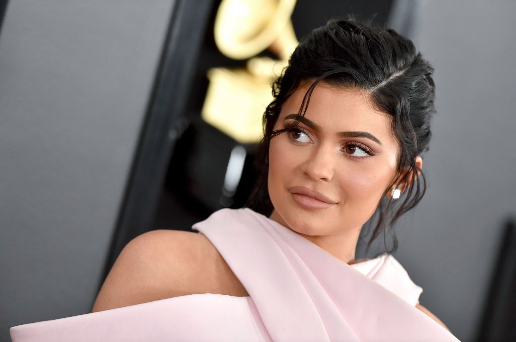 Kylie Jenner mocno zabalowała. Ledwo utrzymała biust w sukience