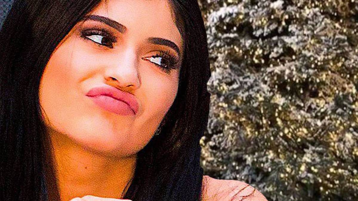 W willi Kylie Jenner stanęła choinka o wysokości dwóch pięter! Pokryta śniegiem wygląda obłędnie