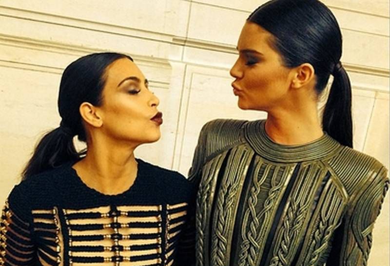 Kim Kardashian i Kendall Jenner w kreacjach Balmain. Jedna piękniejsza od drugiej! [dużo zdjęć]