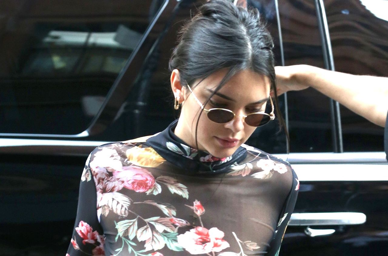 LOOK OF THE DAY: Kendall Jenner w seksownej stylizacji bez stanika