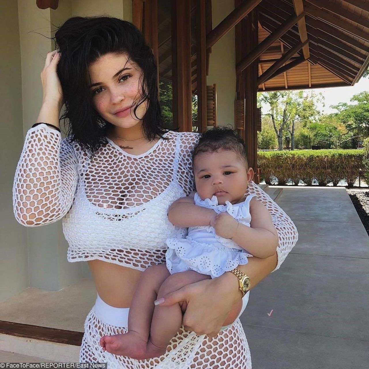 Kylie Jenner bierze przykład z Khloe Kardahian. Gwiazda również przekłuła córce uszy 