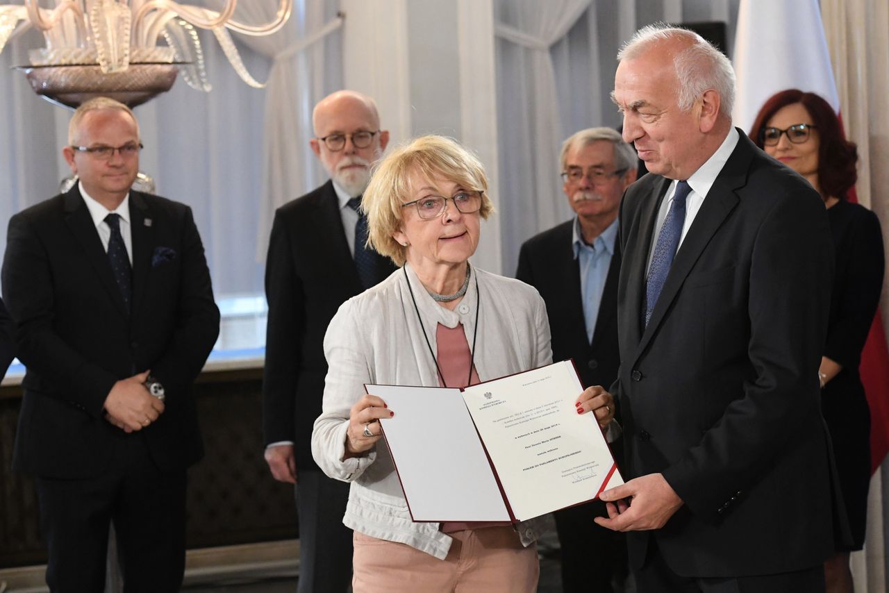 Nie podała ręki premierowi i marszałkowi. Danuta Huebner się tłumaczy