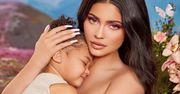 Kylie Jenner bawi się córką jak maskotką. Najnowsze zdjęcia oburzyły internautów: "Dlaczego jej to robisz?"