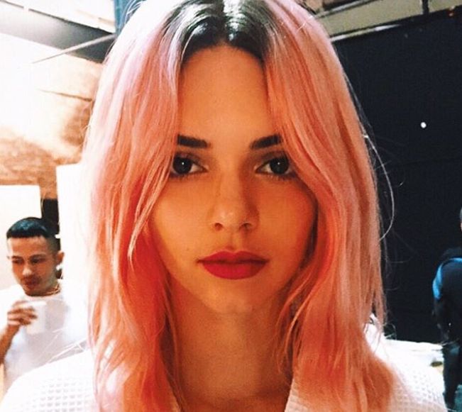 Kendall Jenner przefarbowała włosy na różowo!