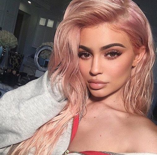 Zdjęcie rodem z Playboya. Kylie Jenner pokazała biust