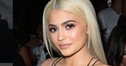 Kylie Jenner w różowych włosach i sznurowanych spodniach