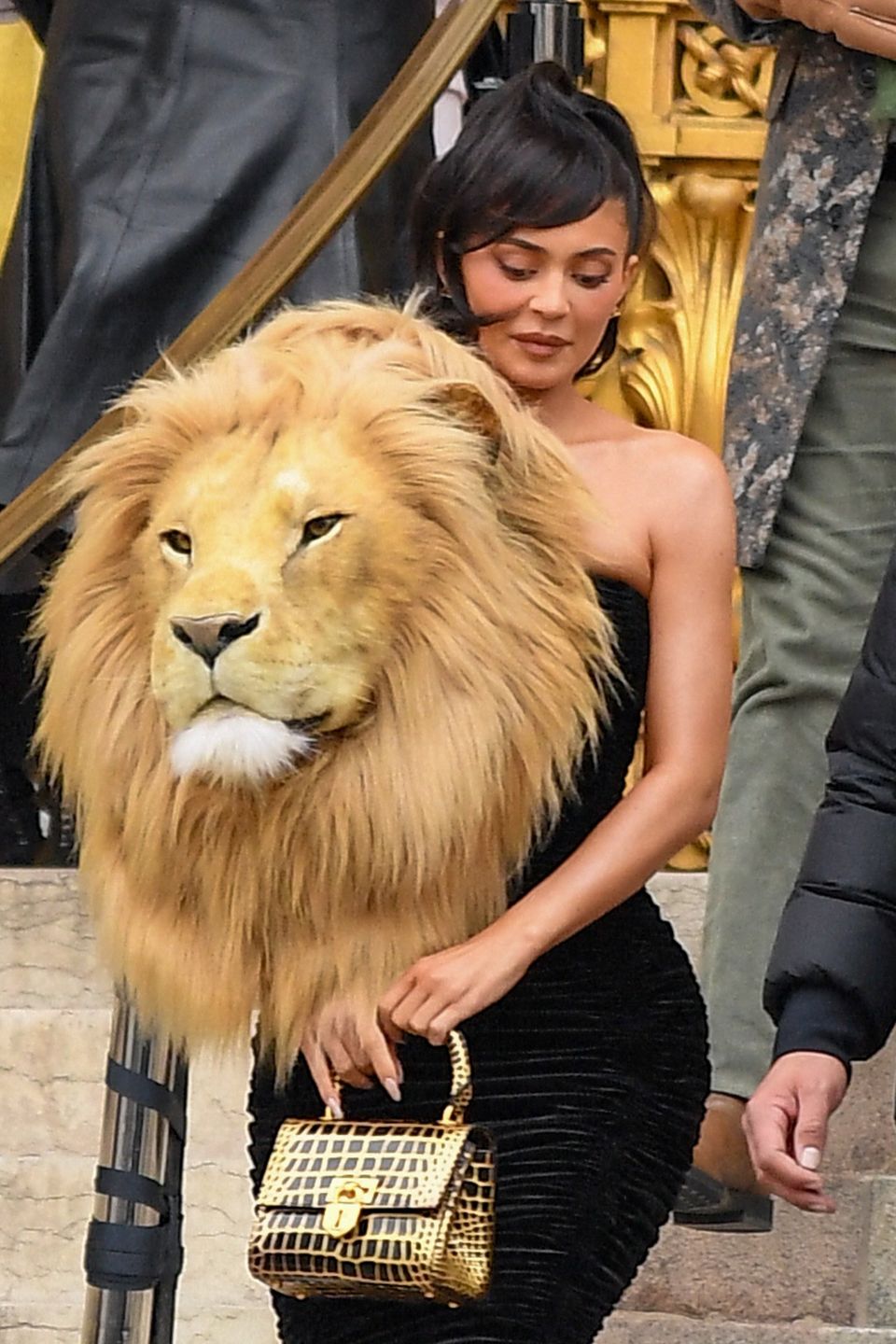 Kylie Jenner z głową lwa na pokazie Schiaparelli
