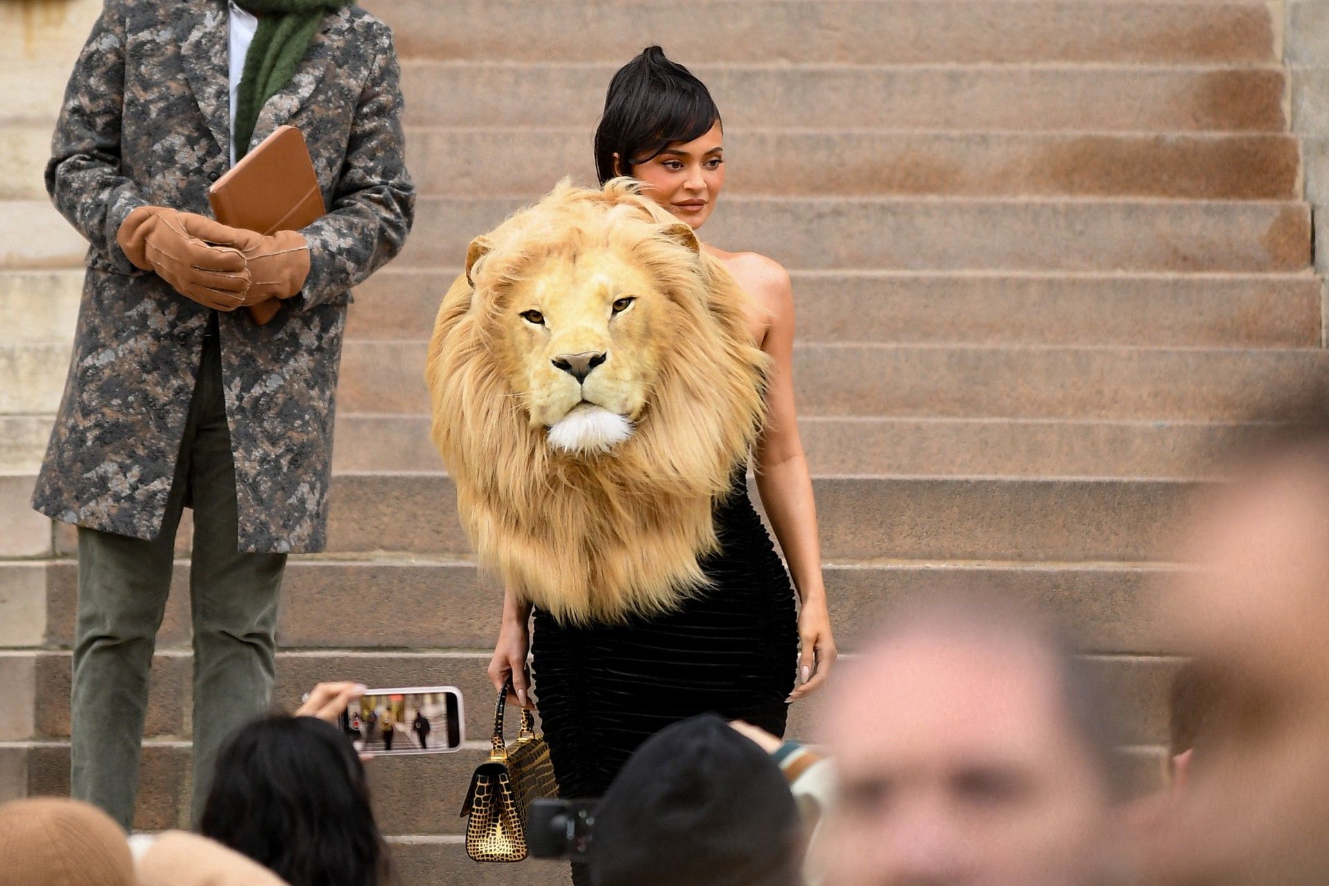 Kylie Jenner z głową lwa na pokazie Schiaparelli