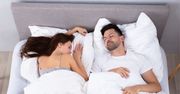 Nie możesz wyspać się z partnerem w jednym łóżku? Ten trik odmieni Twoje życie!