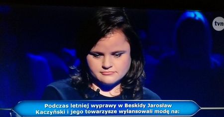 Patriotyczna peleryna Jarosława Kaczyńskiego pokonała uczestniczkę "Milionerów". Widzowie nie mają litości