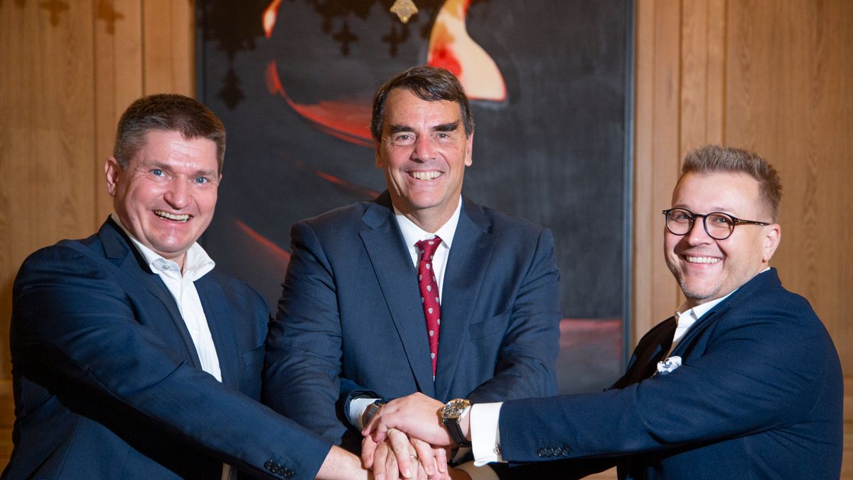 Na zdjęciu Marcin Hejka (z lewej), Tim Draper oraz Adam Niewiński (z prawej)