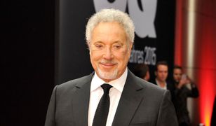 Po śmierci żony Tom Jones znalazł kolejną miłość. Ma romans z żoną Elvisa Presleya?