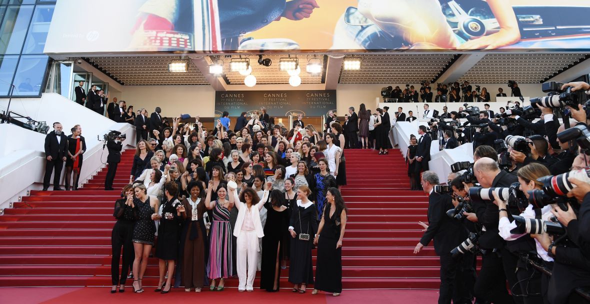 Rok 2018. Na czerwonym dywanie stoją 82 kobiety ze świata filmu. Dlaczego 82? Bo tyle kobiet w ciągu 71 edycji festiwalu wyreżyserowało filmy, które ubiegały się o nagrody. 