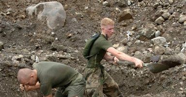Brak oznak życia na miejscu zasypanej szkoły