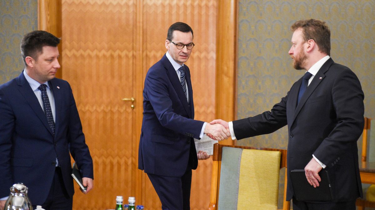 Michał Dworczyk, Mateusz Morawiecki i minister zdrowia Łukasz Szumowski. 