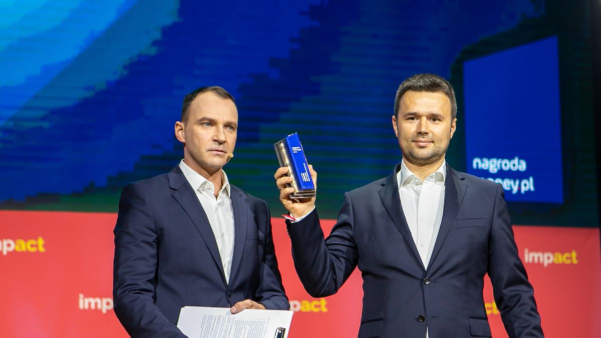 Marcin Grzymkowski, prezes eObuwie.pl, ze statuetką