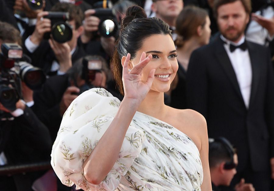 To najgorsza ze stylizacji Kendall Jenner. Suknia przypomina firankę!