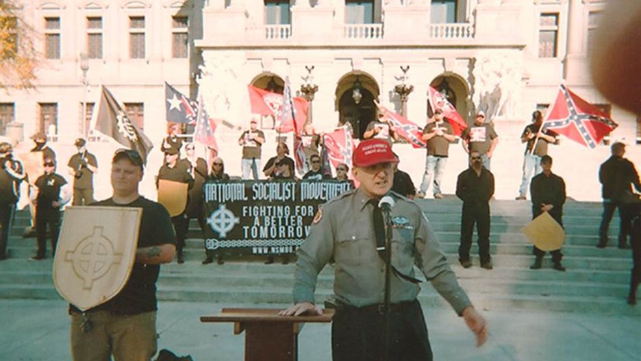 Arthur Jones przemawiający podczas nazistowskiego wiecu w Pensylwanii