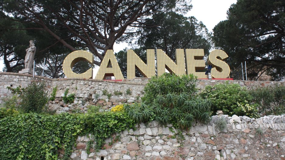 Cannes leży 8 km od Antibes, 50 km od Monako i 50 km od Saint Tropez 