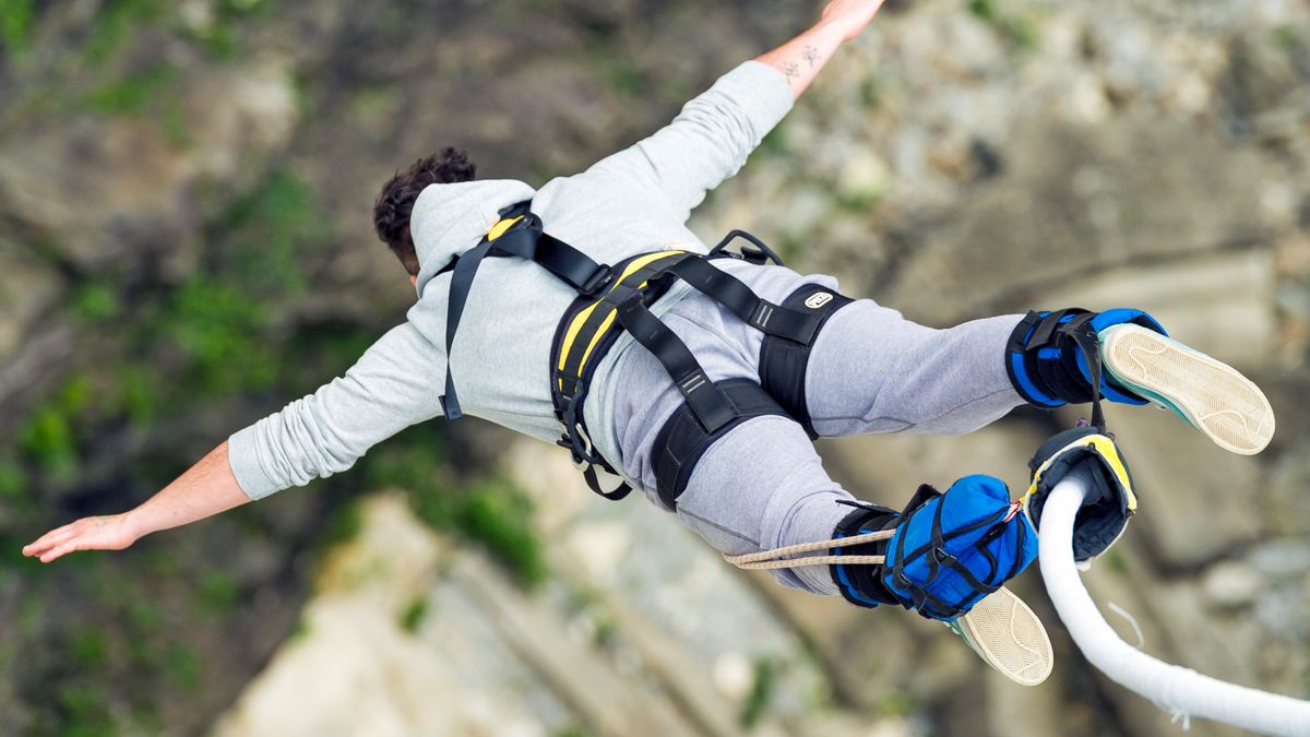 Skoki na bungee są w szarej strefie. Nie wiadomo, kto kontroluje zabezpieczenia.