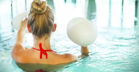 Pływanie angażuje wszystkie partie ciała. Zobacz, jak ćwiczyć z głową i schudnąć