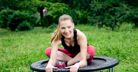 Jumping fitness. Zasady i efekty ćwiczeń na trampolinie