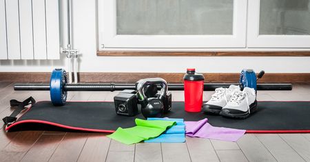 Szybki trening przed pracą. Jak zorganizować domowy kącik  fitness