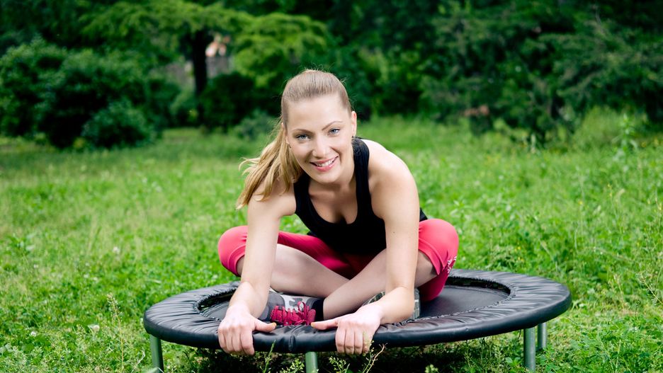 Jumping fitness to ćwiczenia cardio, które angażują do pracy kilka partii mięśni.